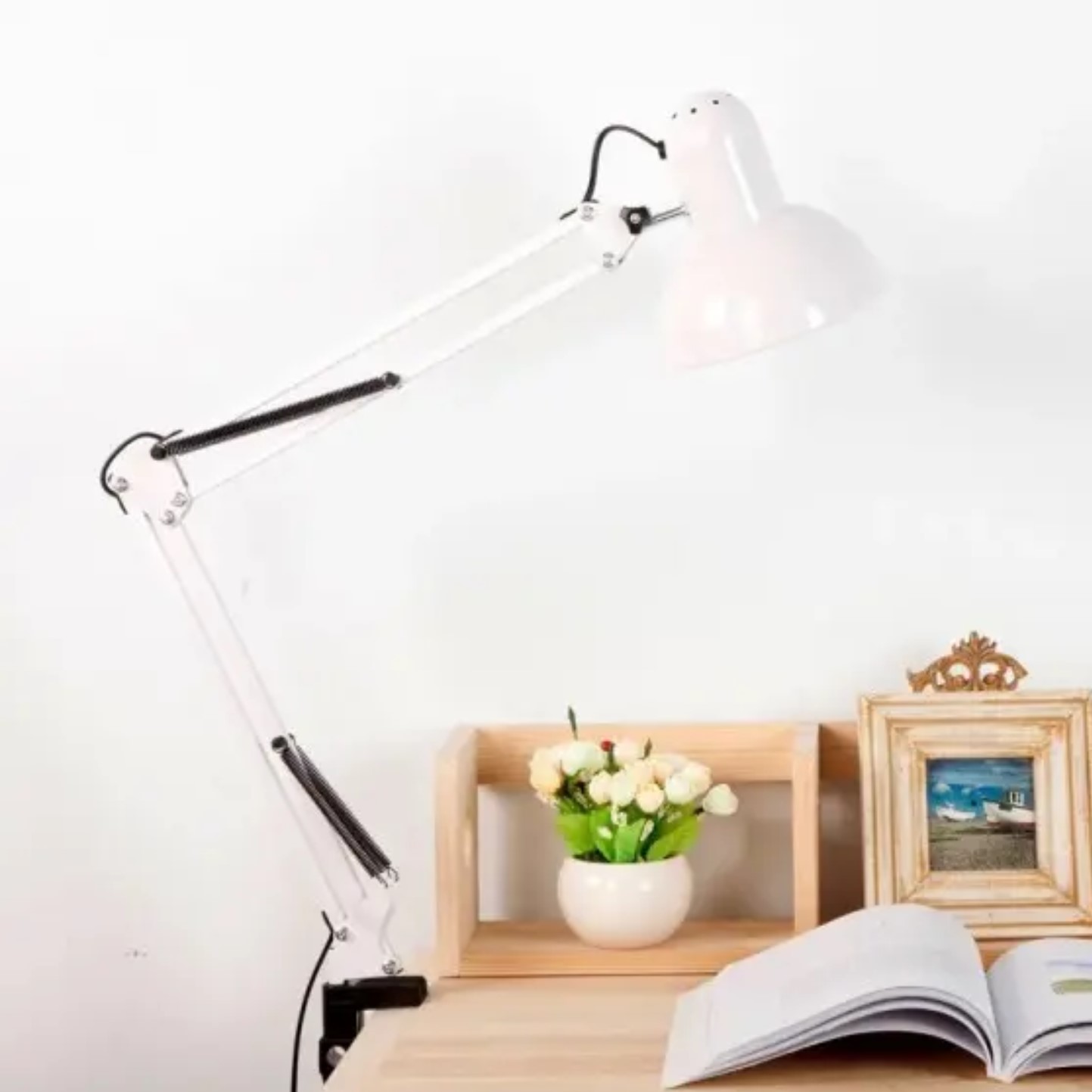 lampe-bureau-avec-pince-blancs-promo-deal-tunisie Lampe de bureau blancs bras long pliable avec pince – Image 1
