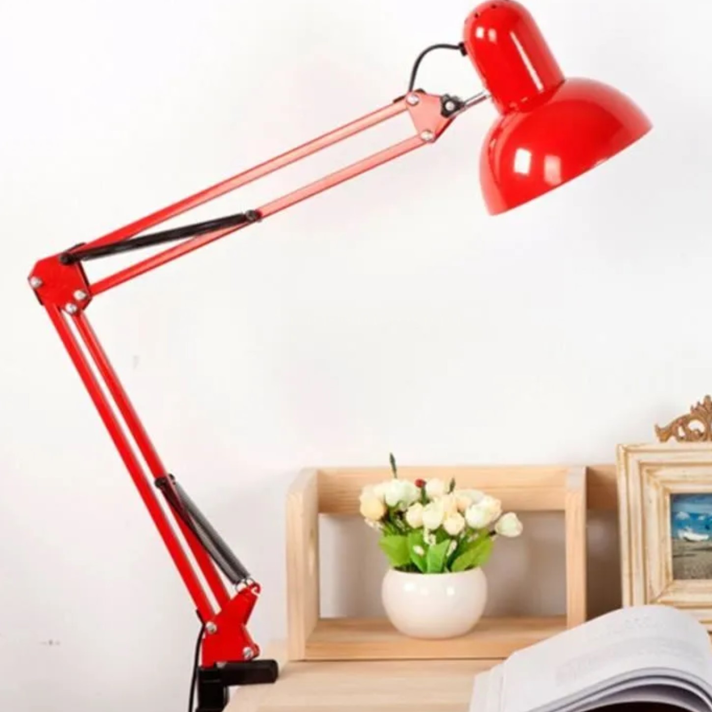 lampe-bureau-avec-pince-rouge-promo-deal-tunisie Lampe de bureau rouge bras long pliable avec pince – Image 1