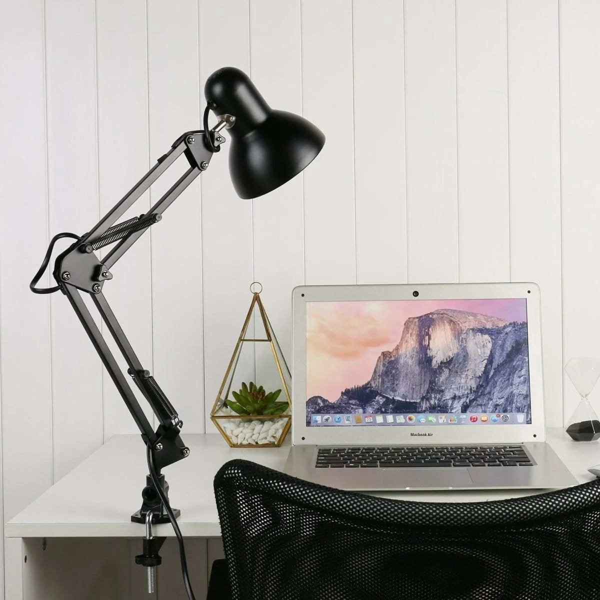 lampe-bureau-bras-long-flexible-style-americain-tunisie-shopico shop-ligne Lampe de bureau rose bras long pliable avec pince – Image 1