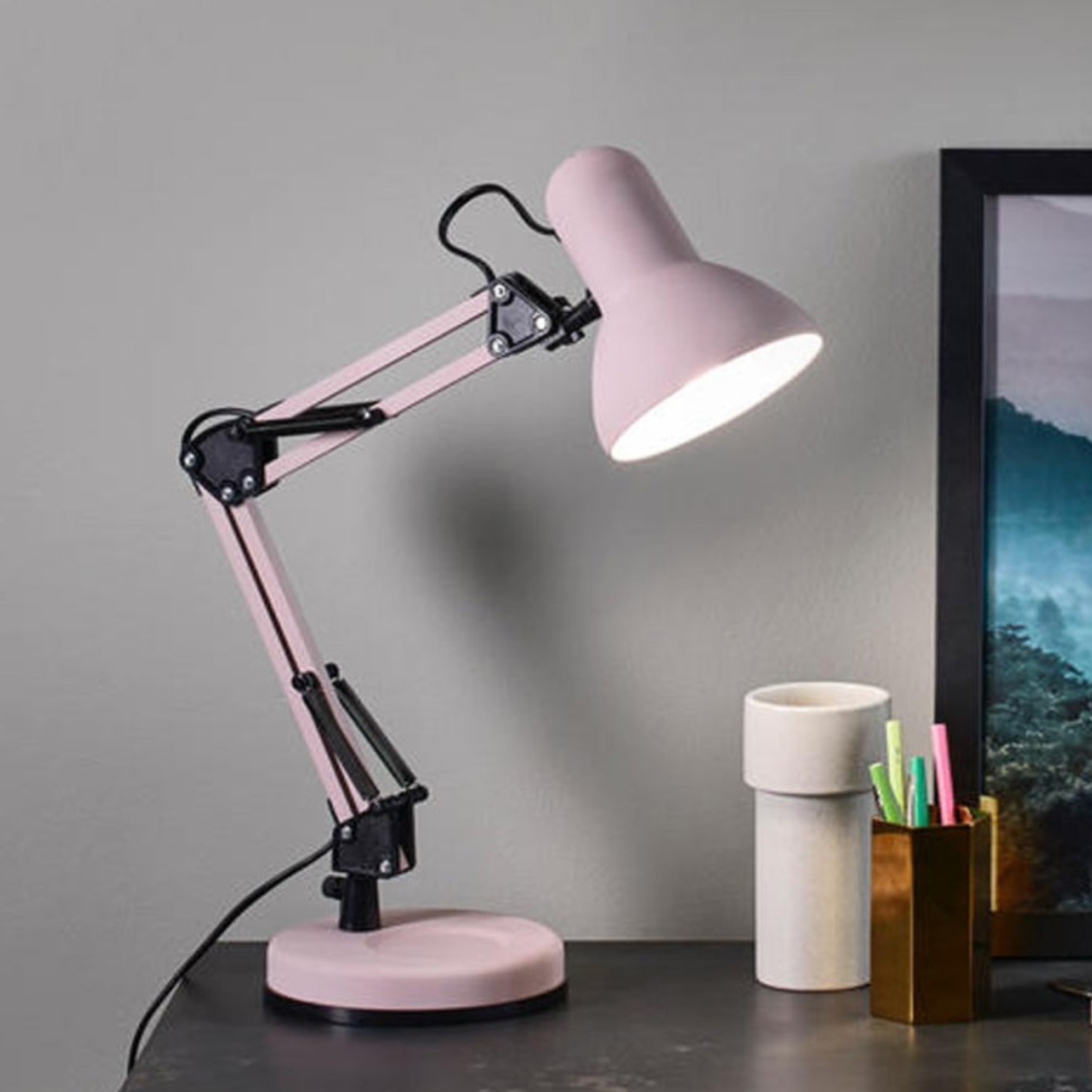 lampe-bureau-rose-promo-deal-tunisie Lampe de bureau rose bras long pliable avec Socle – Image 1