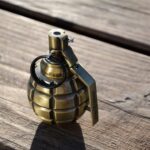 Briquet à gaz flamme rouge motif Grenade – Image 3
